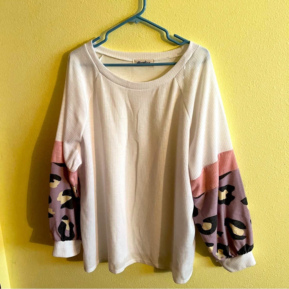 HAPTICS 1X long sleeve white, leopard sleeve print NWOT